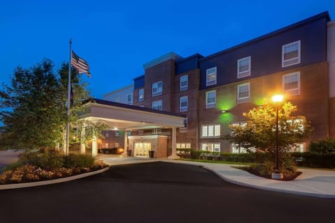 Hampton Inn &amp; Suites Yonkers at dusk