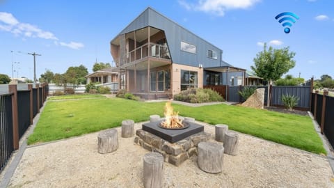 Bendigo Lakeside | Firepit | Pet friendly | Enclosed yard