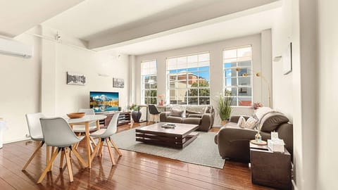 New York Style Apartment | Living room | Smart TV | Air conditioning | Work desk and chair