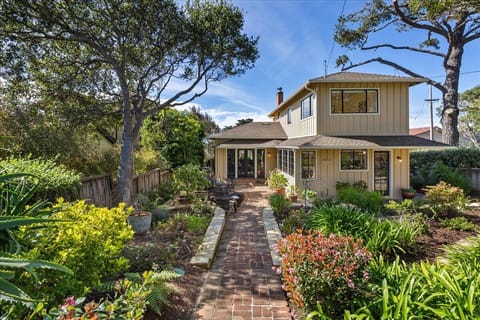 Welcome to 'Crane House' ~ Walk to Downtown and the Beach!