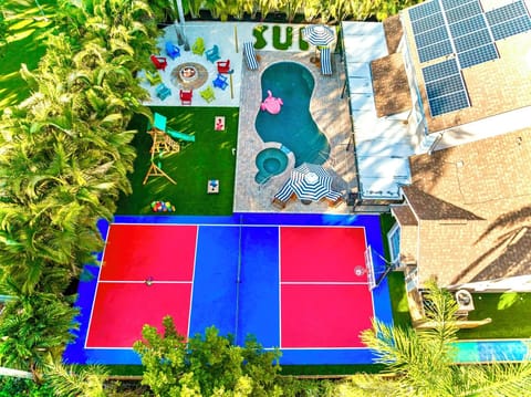 Heated pool, pickleball court and tons of amenities!