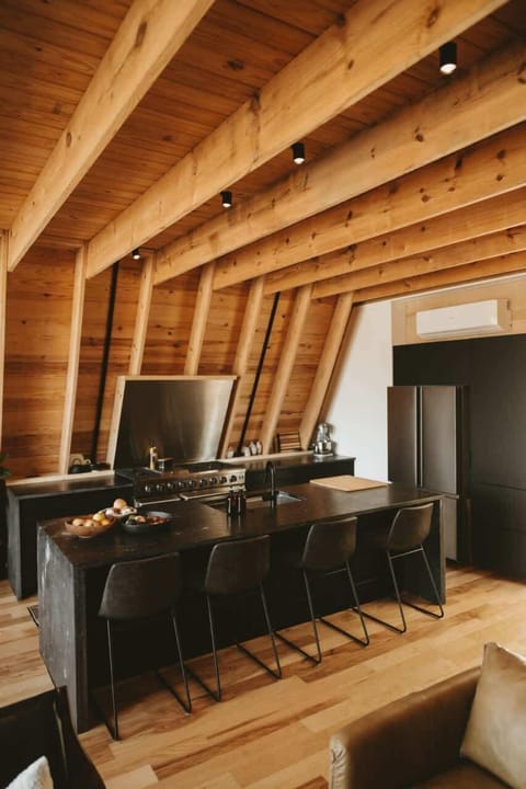 This stunning kitchen combines modern elegance with warm wooden accents. Perfect for cozy gatherings or culinary adventures! 🍽️✨