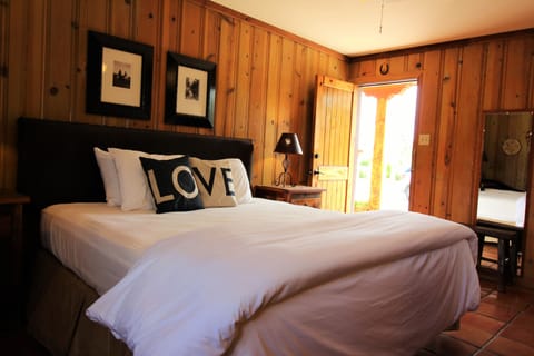 Classic Room, 1 King Bed | Iron/ironing board, free WiFi, bed sheets