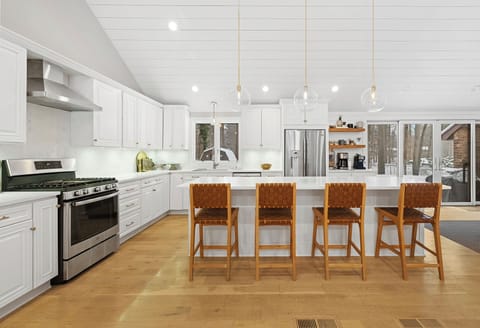 Our welcoming kitchen keeps everyone within arm’s reach.