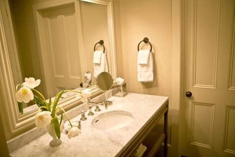 Deluxe Loft, 2 Bedrooms | Bathroom sink