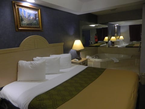 Room, 1 King Bed, Jetted Tub | WiFi (free)