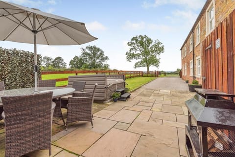 Stylish pet friendly Barn conversion with Hot Tub in the countryside