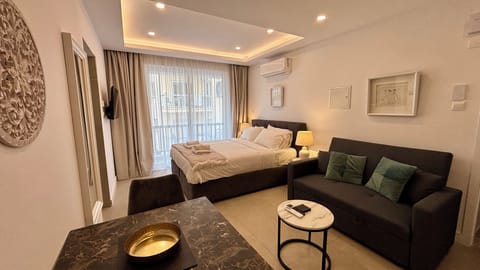 Superior Studio Suite, Balcony | Laptop workspace, blackout drapes, iron/ironing board, WiFi (free)