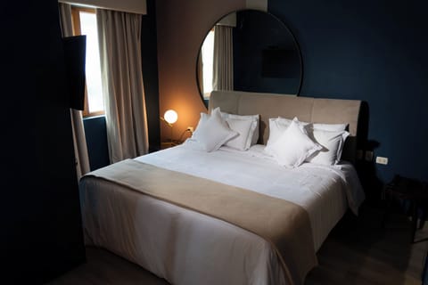 Deluxe Suite, City View | In-room safe, soundproofing, free WiFi
