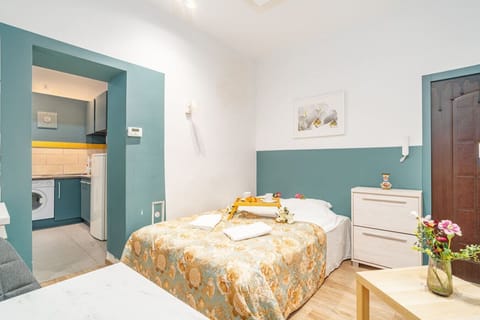 Cozy Studio - 10 minute walk away from the Kraków Old Town - Perfect for Solo or Couple Travellers | Book Now with RENTUJEMY