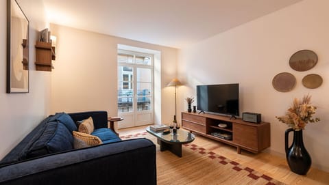 Bright and refined, this living area is your invitation to unwind in urban elegance.
#AndoLiving #LivingInStyle #NaturalLight #UrbanRetreat