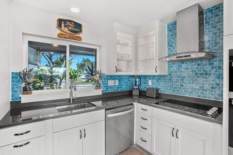 House (4 Bedrooms) | Private kitchen | Fridge, microwave, oven, stovetop