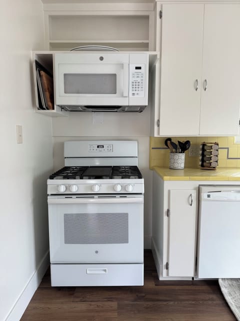 Kitchen with Stove/Oven, Microwave, and Dishwasher.