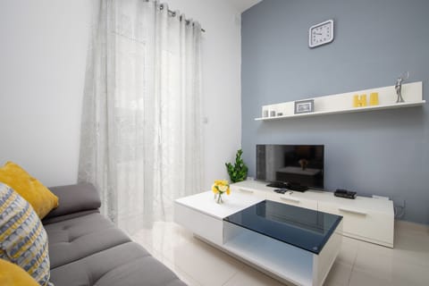 Apartment, 2 Bedrooms, Kitchen | Living area