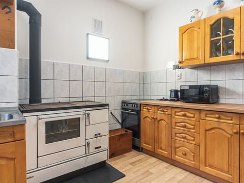 Flooring, Kitchen, Wood, Kitchen Appliance, Cabinetry, Major Appliance, Floor, Furniture, Countertop, Interior Design