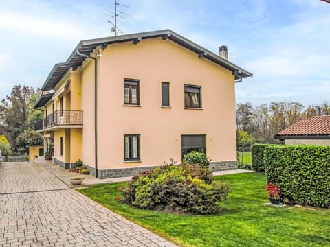 House, Facade, Architecture, Home, Residential Area, Door, Estate, Cottage, Balcony, Lawn