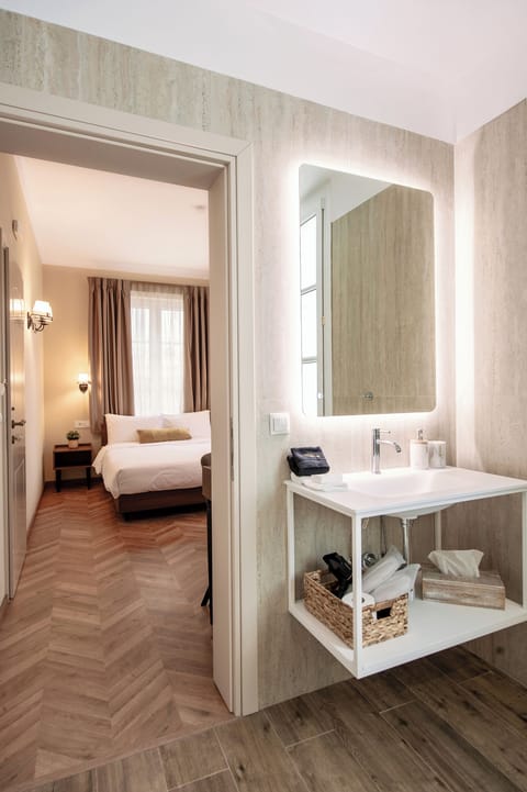 Comfort Double Room | In-room safe, desk, laptop workspace, blackout drapes