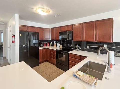 House, 3 Bedrooms | Private kitchen | Fridge, oven, coffee/tea maker, toaster