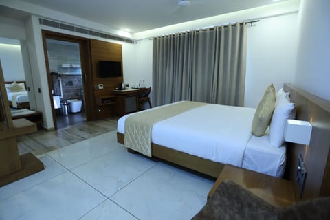 Superior Double Room | Desk, laptop workspace, soundproofing, free WiFi