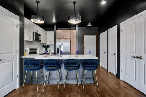 Fully equipped kitchen & bar seating for 4