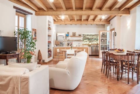 32-inch Smart TV with digital channels, streaming services