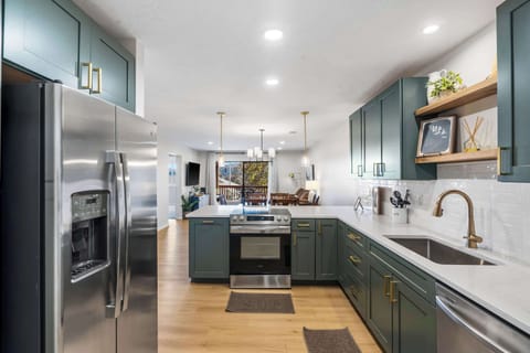 Condo, Multiple Beds, Balcony, Garden View (Avondale Hideaway) | Private kitchen