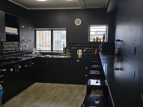 Full-size fridge, microwave, oven, stovetop