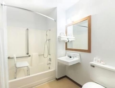 Room, 1 Queen Bed, Accessible, Non Smoking (Mobility) | Bathroom | Combined shower/tub, hair dryer, towels