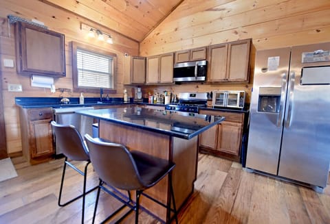 Rustic Moose- 4br/3ba, Hot Tub, Pool Table, Wifi, Views,Close to hiking