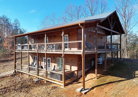 Rustic Moose- 4br/3ba, Hot Tub, Pool Table, Wifi, Views, Convenient to Blue Ridge GA