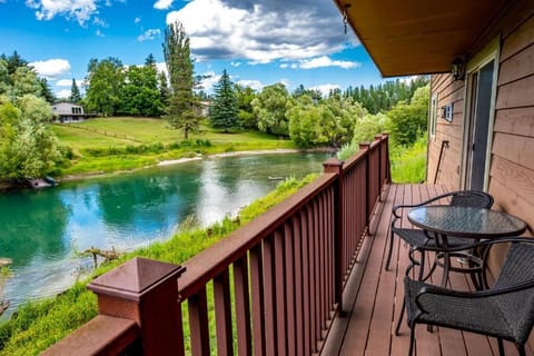Deluxe Room, 1 King Bed, Balcony, River View | Outdoor dining