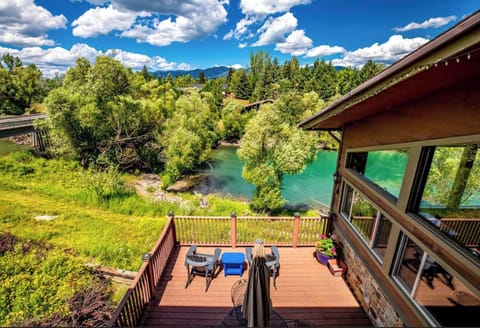 Apgar King w/ Mountain & River Views | Free WiFi, bed sheets