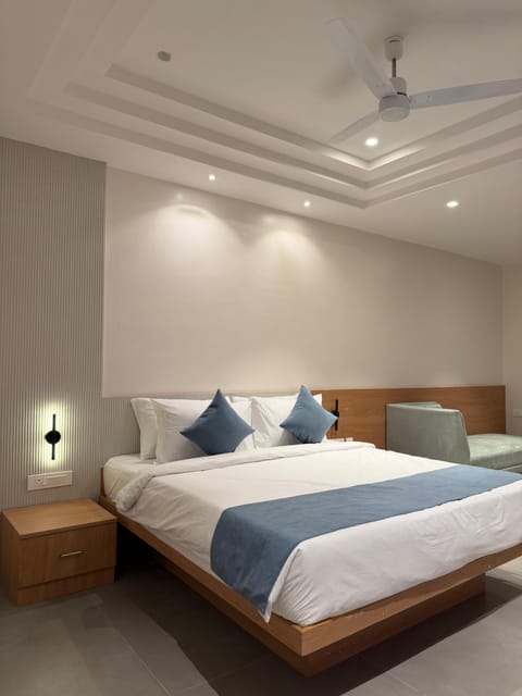 Luxury Suite, 1 King Bed | Laptop workspace, free WiFi