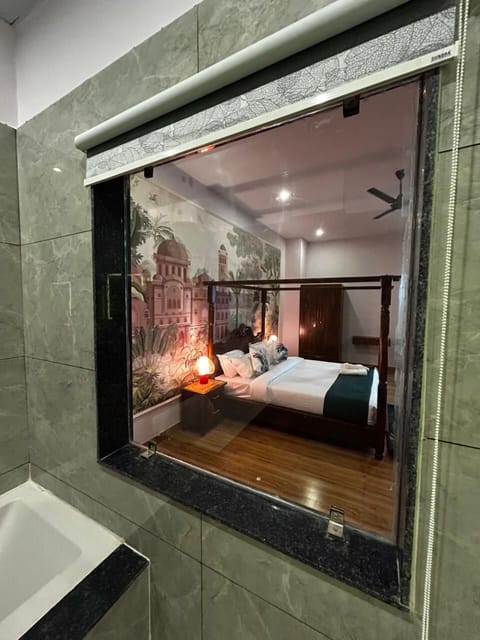 Family Room | Bathroom | Shower, toilet paper