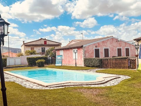 Resort, Swimming Pool, Sunlounger, Villa, Resort Town, Hotel, Umbrella, Outdoor Furniture