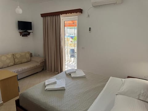 Triple Room | Free WiFi, bed sheets