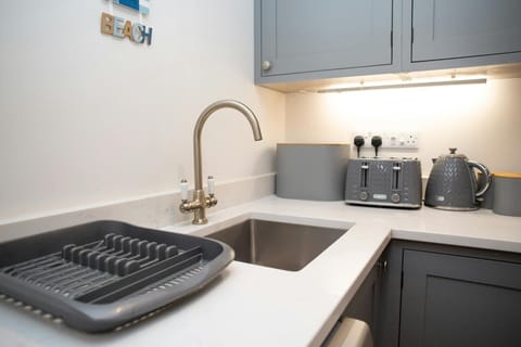 Washing up sink, kettle and toaster in kitchen