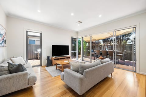 A large-screen TV, two soft sofas and natural light set the scene for easy downtime, whether you’re enjoying a movie, reading or cooling off with the central air conditioner.
