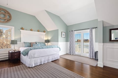 King Luxury Suite Overlooking the Bay | Egyptian cotton sheets, premium bedding, pillowtop beds, in-room safe