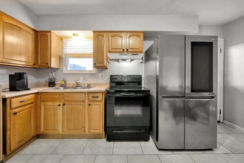 Kitchen: A bright and functional kitchen ready for your home-cooked meals! 