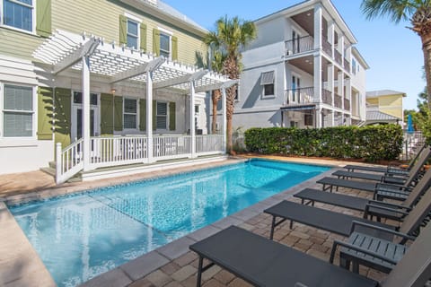 Happy Go Lucky has a backyard Oasis with a large, heated pool, plenty of lounge seating, a dining table and gas grill - come and relax! Pool heating is $75/day.