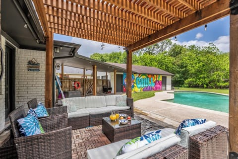 Sip drinks under the pergola, surrounded by vibrant art and lush greenery!