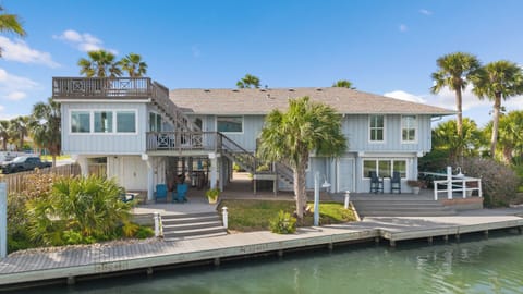 A private canal-front escape where calm waters and coastal breezes set the pace.