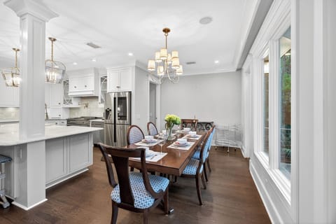 Dining table seats 6 guests