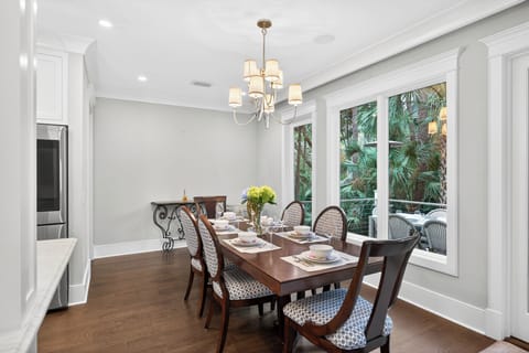 Dining table seats 6 guests