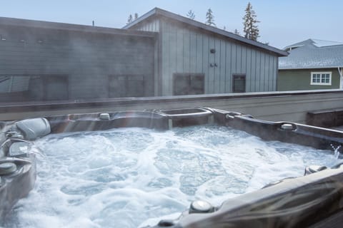 Enjoy the relaxing hot tub on the balcony | Exterior