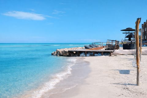 Beach nearby, white sand, beach towels, kayaking