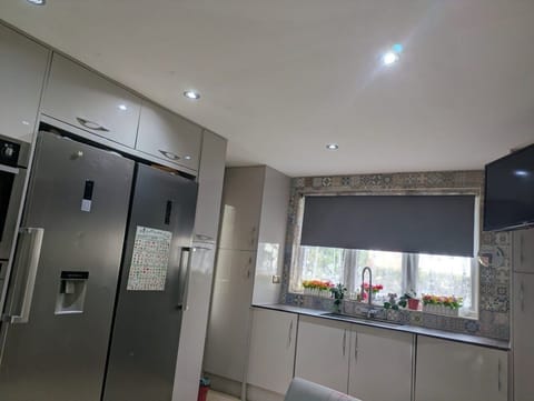 Full-size fridge, microwave, oven, stovetop
