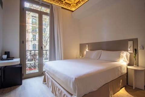Signature Double Room (Essència) | In-room safe, desk, blackout drapes, free WiFi