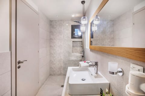 Superior Double Room, Garden View | Bathroom | Slippers